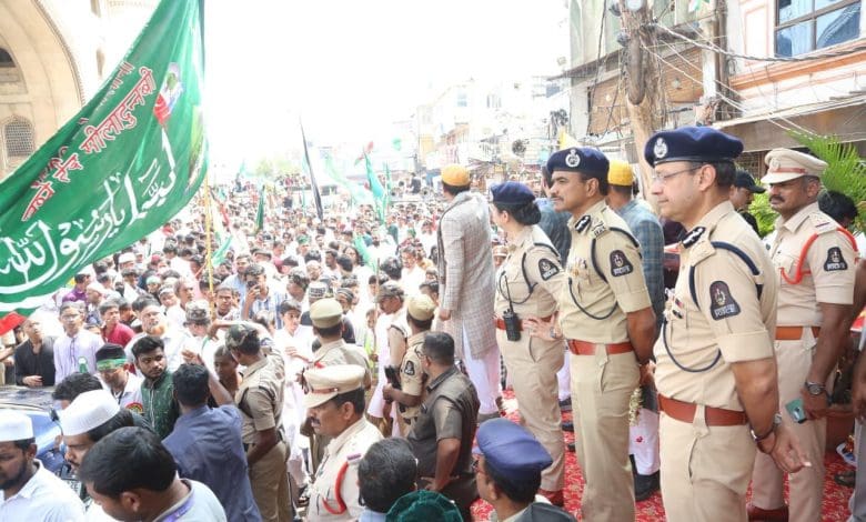 हैदराबाद में मिलाद-उल-नबी जुलूस के दौरान चारमीनार पर पुलिस आयुक्त सी.वी. आनंद