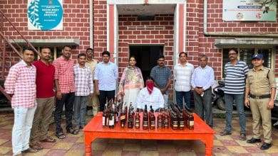 आबकारी पुलिस ने 585 ड्यूटी फ्री भुगतान वाली शराब की बोतलें जब्त कीं