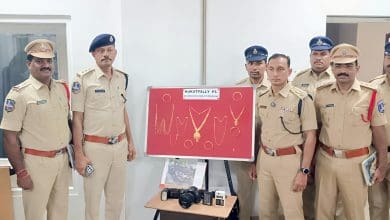 कुकटपल्ली पुलिस द्वारा गिरफ्तार पेशेवर चोर और बरामद सोना व कार