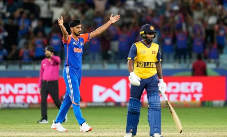 अर्शदीप सिंह सुपर ओवर में श्रीलंका के बल्लेबाजों को आउट करते हुए