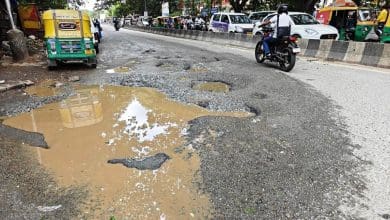 सड़कों के गड्ढे और भ्रष्टाचार की तस्वीर