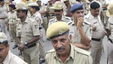 बेंगलुरू में लूट के आरोपियों को गिरफ्तार करती पुलिस