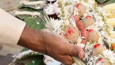 सर्वपितृ अमावस्या पर दान की टोकरी बनाते श्रद्धालु