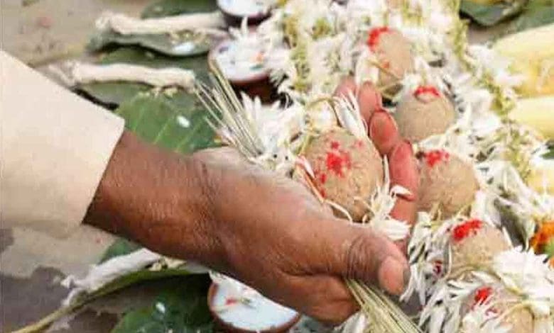 आश्विन मास में पितृपक्ष और नवरात्र की पूजा करते श्रद्धालु