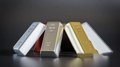 सोने और चांदी की वायदा कीमतों में उतार–चढ़ाव दर्शाता बाजार ग्राफ