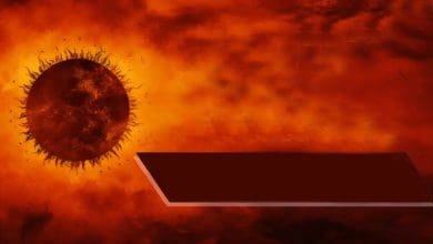 आकाश में अर्धचंद्र की तरह दिखता सूर्य ग्रहण का दृश्य