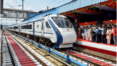 बंडी संजय मंचीरियाल में वंदे भारत एक्सप्रेस को हरी झंडी दिखाते हुए