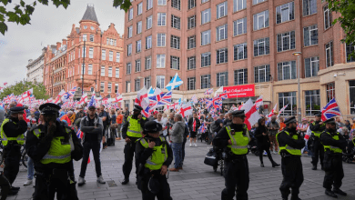 लंदन में दक्षिणपंथी मार्च के दौरान पुलिस और प्रदर्शनकारियों की झड़प