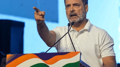 राहुल गांधी बाढ़ प्रभावित पंजाब का दौरा कर पीड़ितों से मिलते हुए