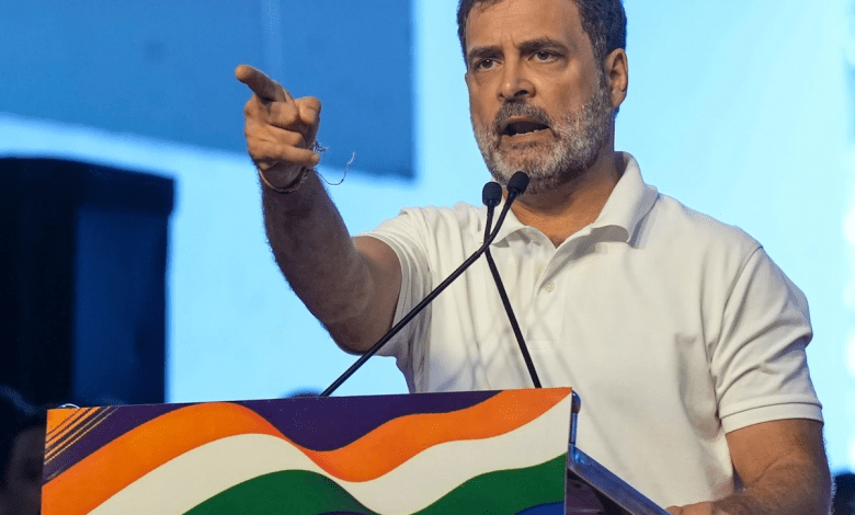 राहुल गांधी बाढ़ प्रभावित पंजाब का दौरा कर पीड़ितों से मिलते हुए