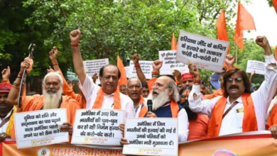 जंतर-मंतर पर भारतीयों की सुरक्षा को लेकर प्रदर्शन करते यूएचएफ कार्यकर्ता