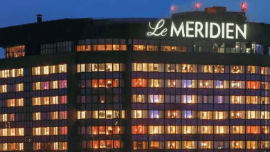 दिल्ली में ली मेरिडियन होटल के पास पेड़ गिरा