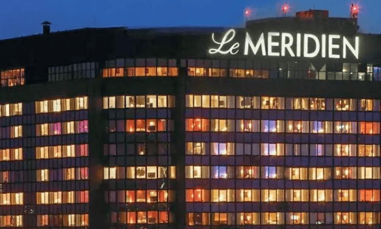 दिल्ली में ली मेरिडियन होटल के पास पेड़ गिरा