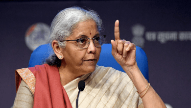 संसद भवन में बीमा संशोधन विधेयक पर विचार करते सांसद