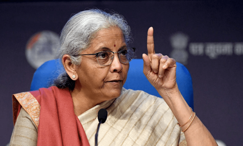 संसद भवन में बीमा संशोधन विधेयक पर विचार करते सांसद