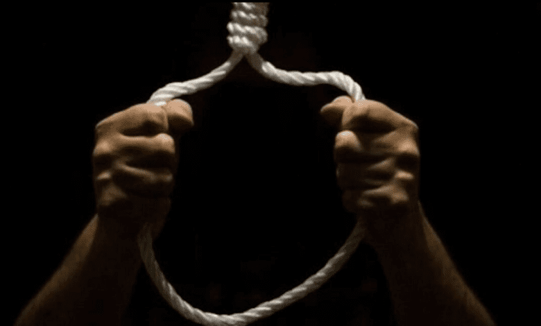 हैदराबाद में पेड़ से लटककर आत्महत्या करता युवक