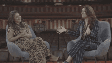 ट्विंकल खन्ना और काजोल अपने नए चैट शो में मस्ती करते हुए