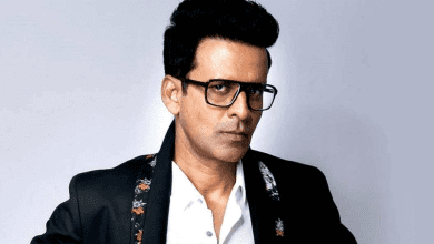 मनोज बाजपेयी ‘जोराम’ के पोस्टर के सामने