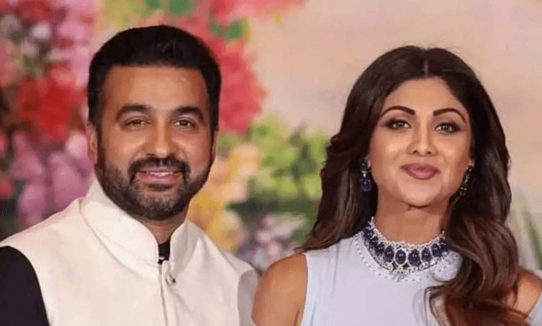 राज कुंद्रा आर्थिक अपराध शाखा में बयान देते हुए