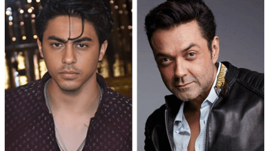 बॉबी देओल और आर्यन खान 'द बैड्स ऑफ बॉलीवुड' के सेट पर