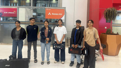 पुणे हवाई अड्डे पर निशानेबाज सुरक्षा जांच करते हुए