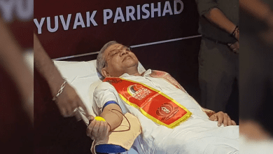 रक्तदान शिविर में लोग प्रधानमंत्री मोदी के जन्मदिन पर रक्तदान कर रहे हैं