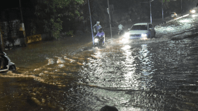 हैदराबाद में भारी बारिश से सड़कों पर जलभराव, यातायात बाधित और राहत कार्य जारी।