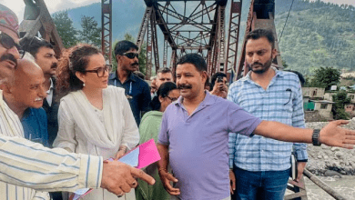 मनाली के बारिश प्रभावित इलाके में कंगना रानौत स्थानीय लोगों से बातचीत करती हुईं।