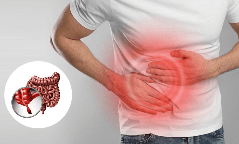 पेट दर्द से पीड़ित व्यक्ति और डॉक्टर की जांच का दृश्य