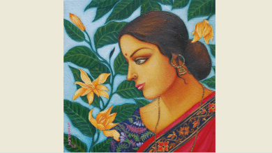 झूले पर बैठी एक बुज़ुर्ग महिला, फूलों और पौधों के बीच अकेलेपन में सुकून पाती हुई