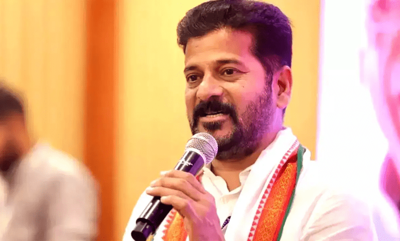 मुख्य सचिव रामकृष्ण राव राष्ट्रीय राजमार्ग परियोजनाओं की समीक्षा बैठक में अधिकारियों को निर्देश देते हुए