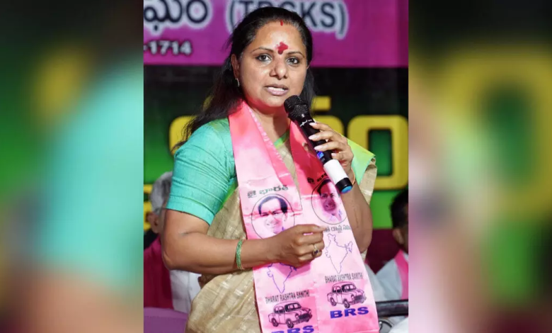 तेलंगाना जागृति अध्यक्ष कविता पत्रकारों से बातचीत करते हुए