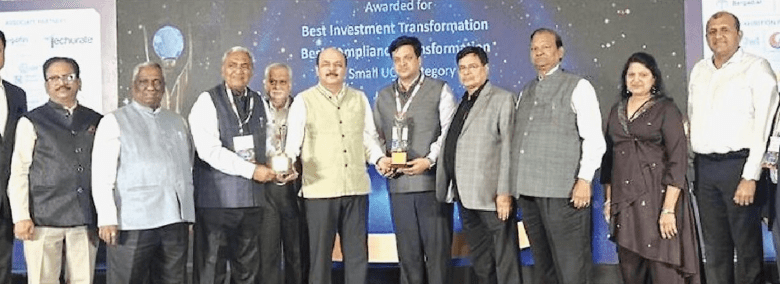 गोवा में बैंकिंग फ्रंटियर्स द्वारा नेफकॉब के सहयोग से आयोजित राष्ट्रीय सहकारी बैंकिंग शिखर सम्मेलन और फ्रंटियर्स इन को-ऑपरेटिव बैंकिंग अवार्ड्स समारोह में सहकारी मंत्री सुभाष शिरोडकर अग्रसेन बैंक को पुरस्कार प्रदान करते हुए। साथ में प्रमोद कुमार केड़िया, वरिष्ठ वाइस चेयरमैन सीए नवीन कुमार अग्रवाल, वाइस चेयरमैन सुरेश कुमार अग्रवाल, प्रबंधन बोर्ड के अध्यक्ष नारायण दत्त, निदेशक सीए पंकज कुमार अग्रवाल, महेश कुमार अग्रवाल, राजेश कुमार अग्रवाल, अंजू केडिया व अन्य।