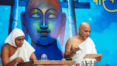 शंखेश्वर भवन में मुनि भक्तिदर्शन विजयजी का प्रवचन करते हुए चित्र