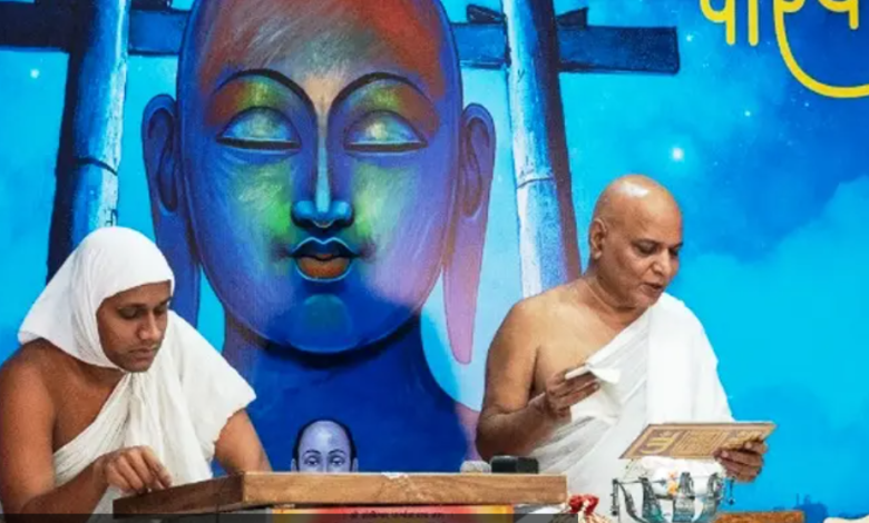 शंखेश्वर भवन में मुनि भक्तिदर्शन विजयजी का प्रवचन करते हुए चित्र