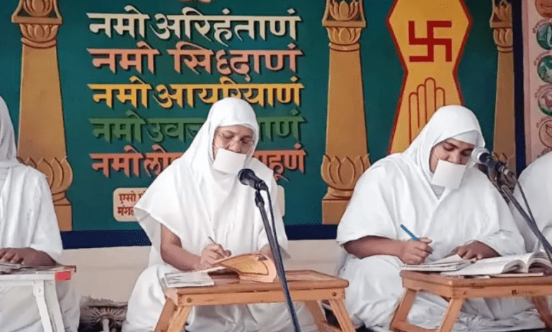 डॉ. सुमंगलप्रभाजी म.सा. चातुर्मासिक धर्म सभा को संबोधित करते हुए, सिकंदराबाद