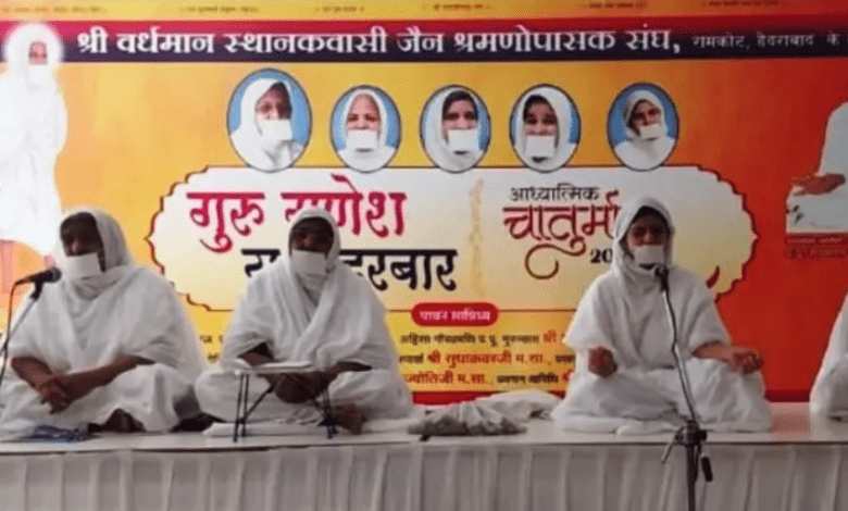 रामकोट में वर्धमान स्थानकवासी जैन संघ के धर्म सभा में भगवान आदिनाथ के 13वें भव पर प्रवचन करते सुयशाजी म.सा