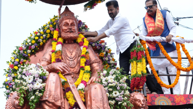 मुख्यमंत्री रेवंत रेड्डी बनजारा हिल्स में महाराजा अग्रसेन जी की प्रतिमा पर माल्यार्पण करते हुए