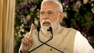 प्रधानमंत्री मोदी जीएसटी बचत उत्सव के दौरान नागरिकों और व्यापारियों से संवाद करते हुए।