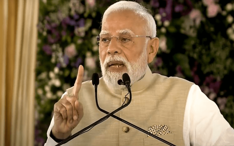 प्रधानमंत्री मोदी जीएसटी बचत उत्सव के दौरान नागरिकों और व्यापारियों से संवाद करते हुए।