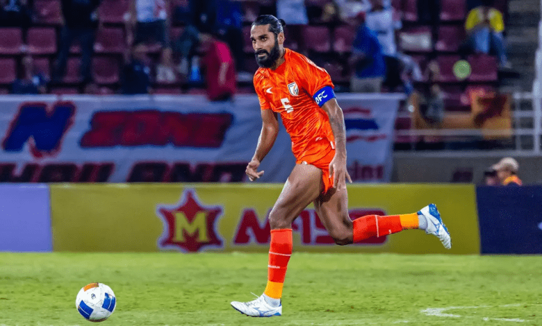 संदेश झिंगन काफा कप 2025 में चोट के बाद मैदान से बाहर जाते हुए