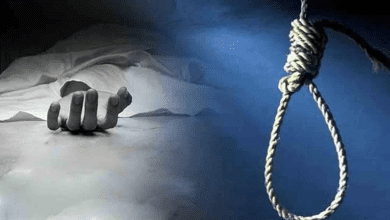 आर्थिक तंगी से परेशान दंपती ने बच्ची संग दी जान, दो की मौत