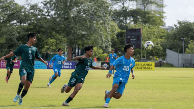 भारत-पाकिस्तान अंडर-17 फुटबॉल मैच में खिलाड़ी गोल के लिए प्रयास करते हुए