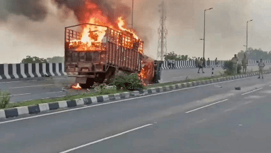 अलीगढ़ NH-34 पर कार और टैंकर की टक्कर के बाद आग लगने से 4 लोगों की मौत