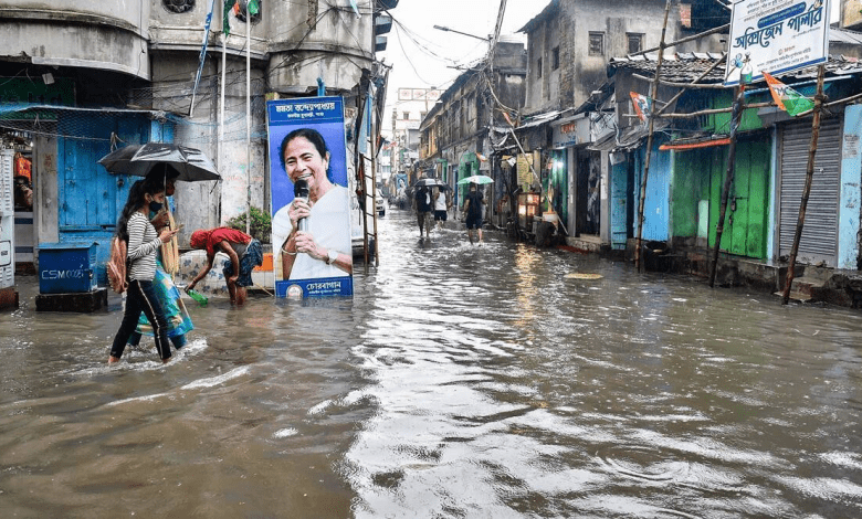 कोलकाता में भारी बारिश से जलभराव, ट्रैफिक जाम और जनजीवन अस्त-व्यस्त