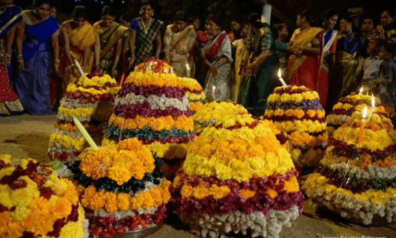 पंचायत सचिव पर बतुकम्मा प्रतिमा को टक्कर मारने का आरोप