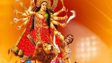 नवरात्रि पूजा में मां दुर्गा की मूर्ति के पास रखे शुभ प्रतीक