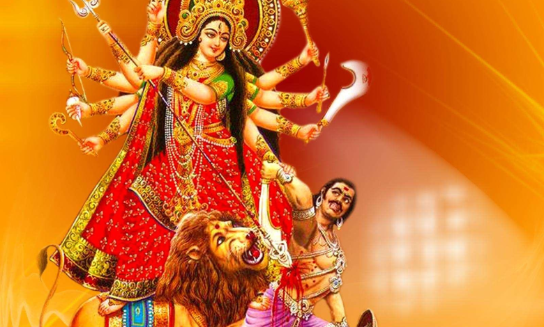 नवरात्रि पूजा में मां दुर्गा की मूर्ति के पास रखे शुभ प्रतीक