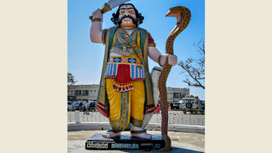 महिषासुर और मां दुर्गा के युद्ध का चित्रण, आदिवासी दृष्टिकोण सहित