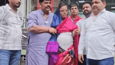 भाजपा कार्यकर्ताओं ने मोदी की तस्वीर पर विवाद के बीच कांग्रेस नेता को साड़ी पहनाई